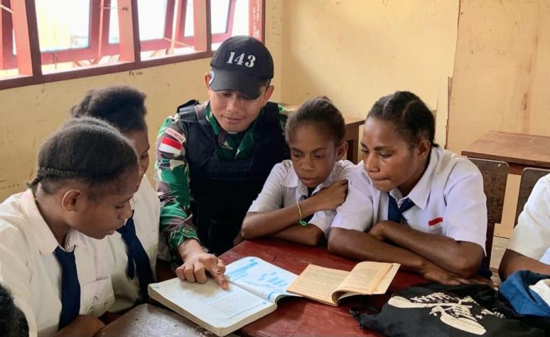Satgas Yonif 143/TWEJ Ajak Siswa Keliling Dunia Dengan Membaca/FOTO : Pendam Sriwijaya