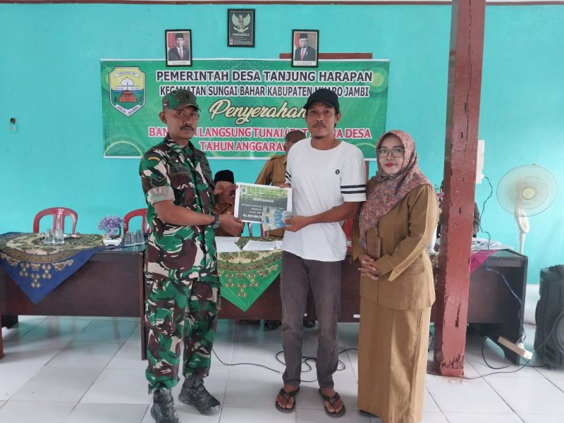 Pastikan Berjalan Lancar, Babinsa Koramil Sebapo Dampingi Penyaluran BLT Dana Desa/FOTO : Dok. Dimjbi
