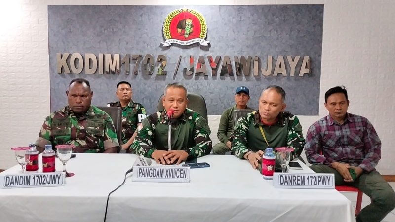 Pangdam XVII/Cenderawasih Mayjen TNI Muhammad Saleh Mustafa melaksanakan menggelar jumpa Pers bersama awak media, bertempat di Makodim 1702/JWY, Senin (27/2)2023)./FOTO : Pendam XVII Cenderawasih