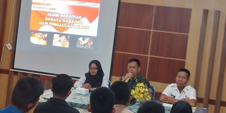 Pasi Inteldim 0415/Jambi Mayor Inf Widi Purwoko, SE., berikan pembekalan kepada belasan pemuda dalam kegiatan Kader Inti Pemuda Anti Narkoba (KIPAN) yang diselenggarakan diruang Aula Dispora kota Jambi, Rabu (15/03/2023). (Foto : mcdim0415)
