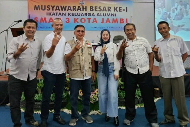 Pengurus Ika Alumni SMAN 3 Kota Jambi periode 2019 – 2023 Berfoto bersama penasehat IKA Alumni SMAN 3 Kota Jambi Irjen Pol (Purn) Muchlis As (IST)