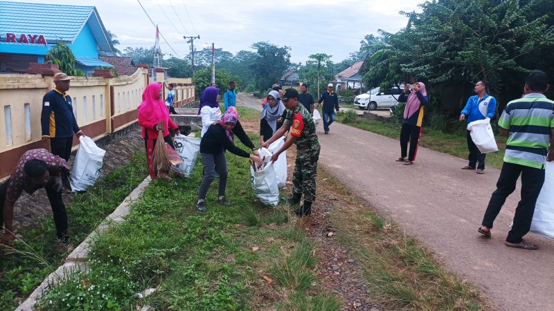 Personil Babinsa Koramil 427-02/Kasui, Koptu Agus Yuliyanto dan Aparat dari Kepolisian bersama Warga melaksanakan Gotong Royong melakukan pembersihkan sampah dan rumput liar di areal Pasar Kampung Tanjung Raya Kec. Rebang Tangkas Kab. Way Kanan, Jumat (03/03/2023)./Ist