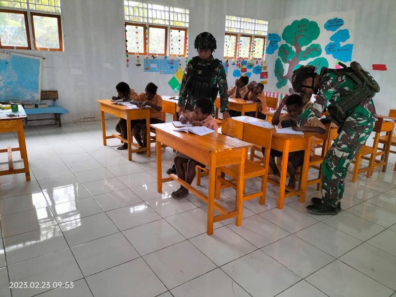 Satgas Yonif Raider 142/KJ di Sekolah Dasar (SD) Inpres Eragayam, di Desa Wurigelebur, Distrik Eragayam, Kabupaten Mamberamo Tengah, Provinsi Papua Pegunungan./Ist