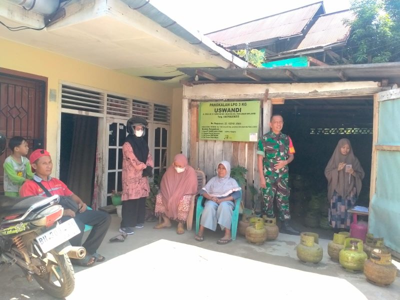 Foto. Babinsa Koramil Jambi Selatan Monitor Penyaluran Gas Elpiji Subsidi Untuk Warga Kurang Mampu/ Ist