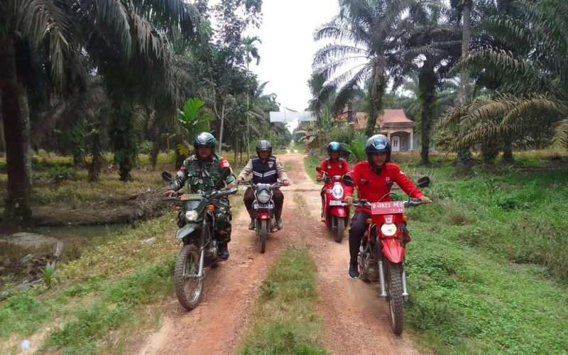 Koptu Suroso didampingi Masyarakat Peduli Api (MPA) lakukan tindakan pencegahan terjadinya kebakaran hutan dan lahan dengan berpatroli dan sosialisasi pencegahan Karhutla kepada warga di wilayah Desa binaan./ Ist
