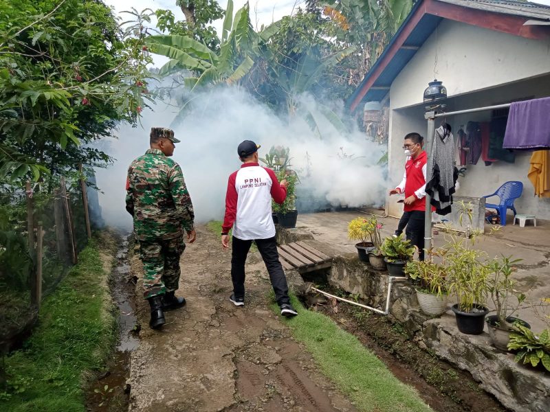Foto. Babinsa Desa Kelaten Serda Turasman anggota Koramil 421-03/Pnh , Kodim 0421/LS Bekerjasama dengan Puskesmas, Bidan Desa, dan Aparat Desa melaksanakan Fooging/penyemprotan asap/ Ist 