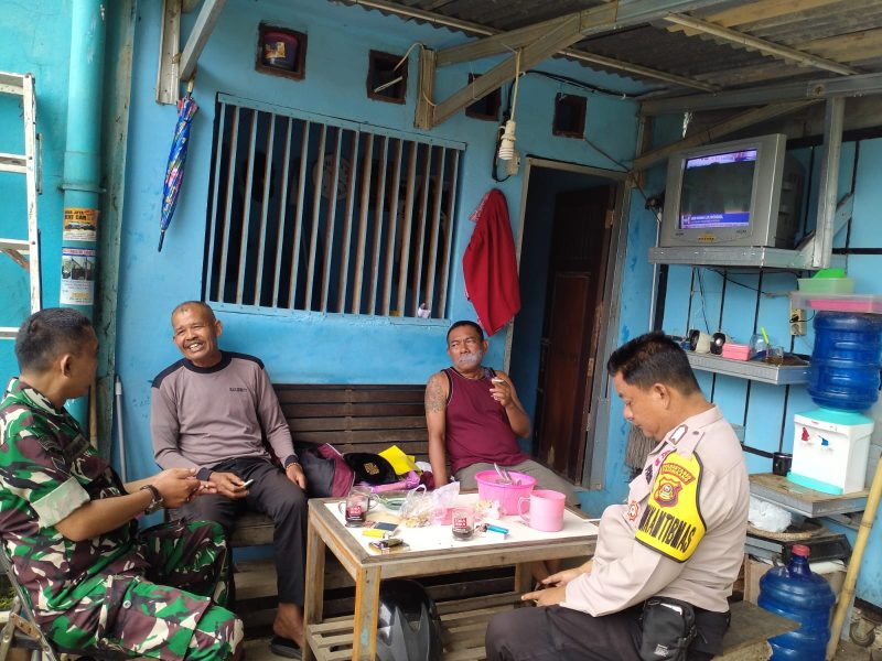 Foto. Babinsa Kelurahan Bukit Baru Koramil 418-02/Pakjo, Sertu Devi Armansyah bersama Bhabinkamtibmas, melaksanakan Komsos dengan warga binaan/Ist