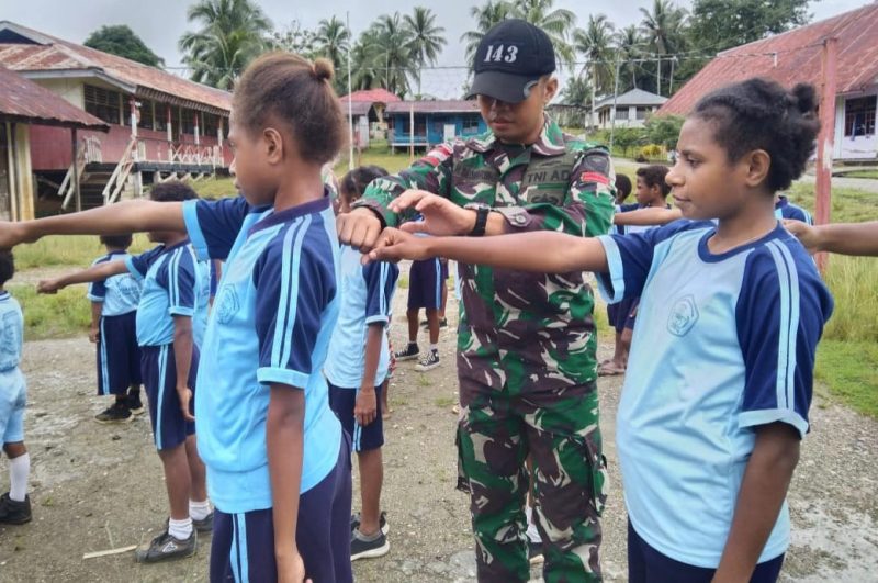 Foto. Satgas Yonif 143/TWEJ Pos Yabanda saat memberikan materi PBB kepada anak-anak SDN Inpres Yabanda di Kampung Yabanda, Distrik Yaffi, Kab. Keerom, Papua/ Ist