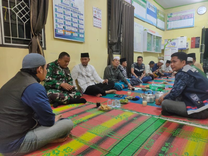 Foto. Babinsa Koramil 415-08/Danau Teluk Kodim 0415/Jambi Pelda Juned menghadiri musyawarah adat tentang penyelesaian perselisihan warga antar RT/Ist