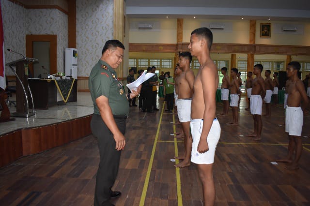 Komandan Korem 042/Gapu Brigjen TNI Supriono, S.IP. M.M., secara langsung memimpin Sidang Parade Calon Tamtama PK TNI AD Reguler dan Jalur Keagamaan Gelombang I TA 2023 Sub Panda Jambi di Balai Prajurit Makorem 042/Gapu, Rabu (22/03/2023). (Foto/Penrem042/Gapu)