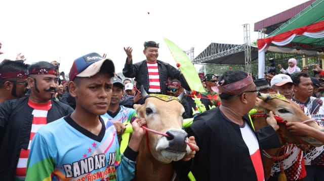 Kepala Staf Angkatan Darat (Kasad) Jenderal TNI Dr. Dudung Abdurachman membuka dan menyaksikan Lomba Karapan Sapi Piala Kasad Tahun 2023 (Dispenad)