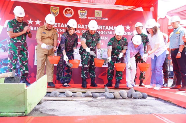 Panglima Kodam II/Sriwijaya Mayjen TNI Hilman Hadi, S.I.P., M.B.A., M.Han., melakukan Peletakan Batu Pertama Pembangunan Pos Ramil Tanjung Agung dan Masjid Abdurachman (Foto/Pendam II/Swj)