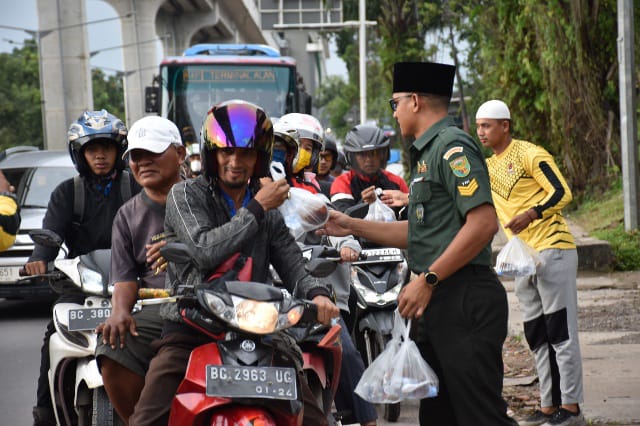 Jasdam II/Sriwijaya Bagikan Takjil Jelang Buka Puasa Ramadan, Berharap Berkah dan Silaturahmi Kian Erat (Foto/Pendam II/Swj)