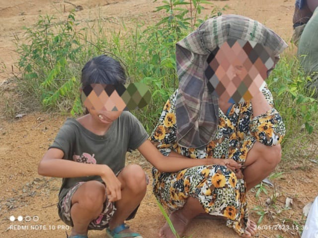 Mutiatul Hasnah (13) anak penderita tumor di dampingi sang ibu (Foto /Dim0415)