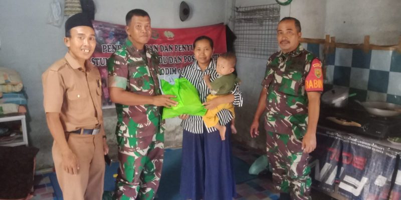 Foto. Danramil 415-05/Sengeti Kodim 0415/Jambi Kapten Inf Mujiono berikan makanan tambahan untuk anak yang tergolong dalam Stunting di Desa Suko Awin Jaya Kecamatan Sakernan Kabupaten Muarojambi, Senin (6/3/2023)/Ist.
