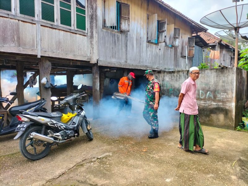 FOTO : Babinsa Koramil 415-08/Danau Teluk Kodim 0415/Jambi Pelda Hadi Wirasmo dampingi pelaksanaan Fogging yang dilakukan oleh Dinas Kesehatan kota Jambi/ Ist