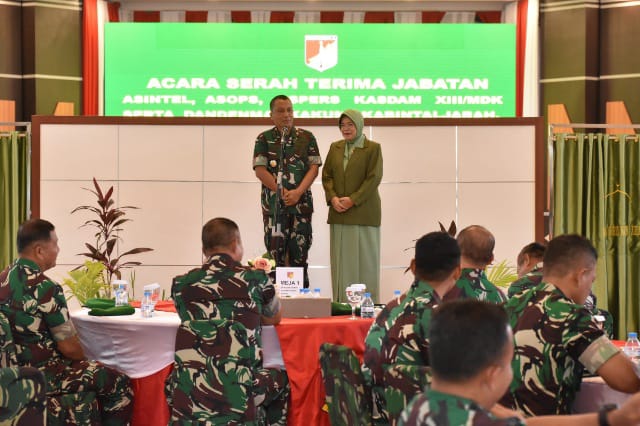Kolonel Inf Debok Sumantokoh dan Isteri. FOTO : Istimewa