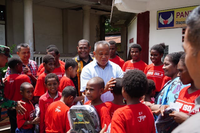 FOTO : Pangdam XVII/Cenderawasih Mayjen TNI Muhammad Saleh Mustafa berbagi kebahagiaan dan kasih dengan anak-anak Panti Asuhan Sayap Kasih, Kampung Harapan, Nolokla, Kec. Sentani Kabupaten Jayapura, Papua. Minggu (12/3/2023)./IST