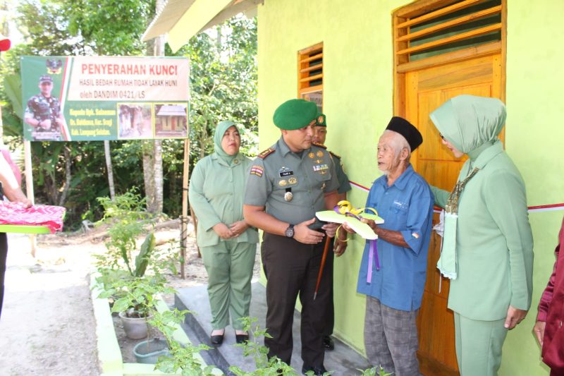 Dandim 0421/LS Serahkan Kunci Rumah Hasil Program Bedah RTLH (Foto. Pendam II/Swj)