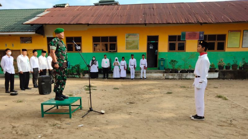 FOTO : Babinsa Koramil 10/Jambi Selatan Kodim 0415/Jambi Serka Sunyoto bertindak sebagai pembina upacara di Sekolah MTS Al - Hidayah Kel. Talang bakung Kec. Paal merah Kota Jambi, Senin (14/3/2023)./IST