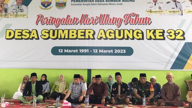 FOTO : Babinsa Koramil 415-06/Pijoan Kodim 0415/Jambi Koptu Suroso menghadiri Peringatan Hari Ulang Tahun Desa Sumber Agung Yang Ke-32 Tahun 2023 bertempat di Aula Serba Guna Desa Sumber Agung Kec.Sungai Gelam Kab.Muaro Jambi. Minggu, (12/03/2023)./IST
