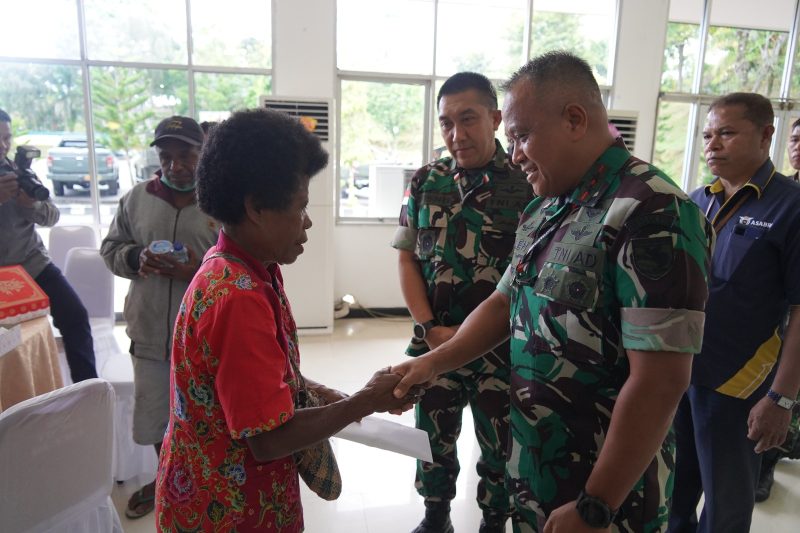 FOTO : Penyerahan bantuan dan santunan kepada keluarga Alm Praka Anumerta Lukas A. Woremba oleh Pangdam XVII/Muhammad Saleh Mustafa yang diterima secara langsung oleh Ibu Kandung almarhum/ Ist