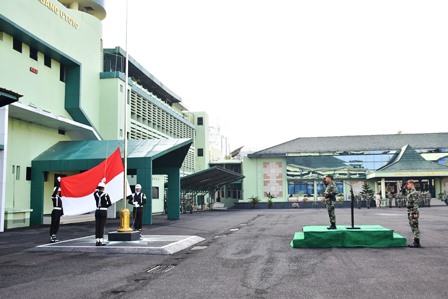Panglima Kodam II/Swj Mayjen TNI Hilman Hadi, S.I.P., M.B.A., M.Han., memimpin Upacara Bendera 17-an bulan Maret 2023 yang digelar di Lapangan Apel Makodam II/Swj Palembang, Jum'at (17/03/2023). (Foto. Pendam II/Swj)