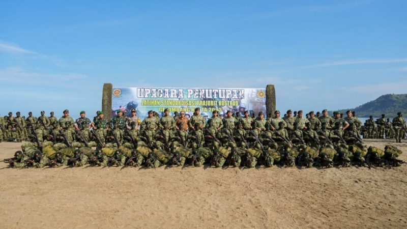 Pangkostrad Resmi Tutup Latihan Standardisasi Prajurit Cakra XIV (Foto : Dispenad)