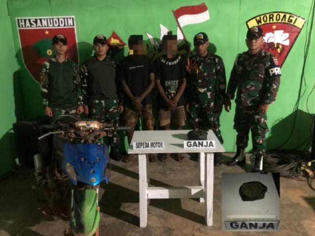 Satgas Pamtas RI-PNG Yonif 725/Wrg Pos KM 53 di bawah naungan Kolakops Korem 174/ATW menangkap dua pemuda di Kampung Kanggup, Distrik Sesnuk, Kab. Boven Digoel, Papua Selatan. (Pendam XVII/Cen)