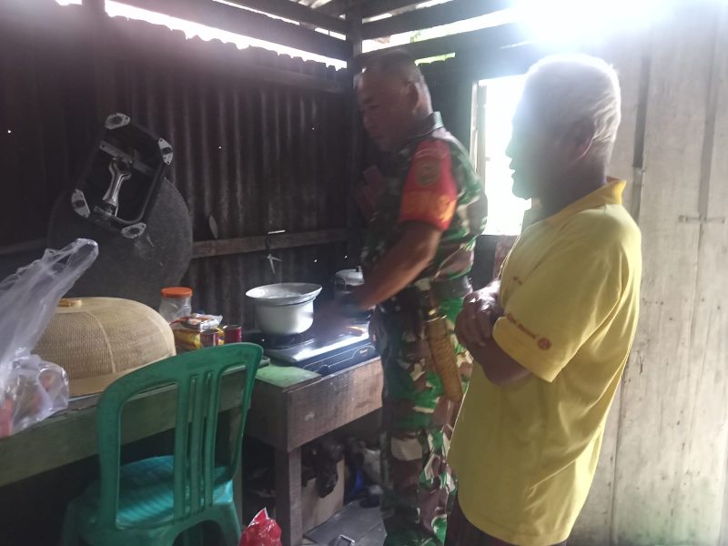 FOTO : Sertu Syamsuri Babinsa Koramil 415-08/Danau Teluk Kodim 0415/Jambi saat melihat langsung kondisi dapur warga binaannya/Ist
