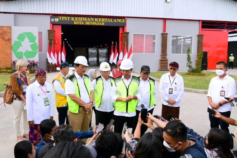 Presiden Jokowi saat meresmikan TPST Kesiman Kertalangu, di Denpasar, Bali, Senin (13/03/ 2023). (Foto: BPMI Setpres)