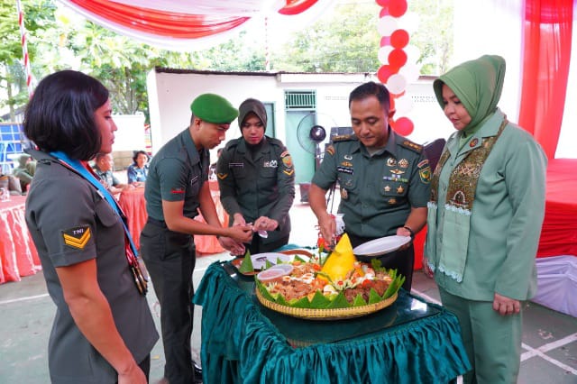 Pemotongan Tumpeng oleh Kakumdam II/Swj Letkol Chk Donny Setyo Dwi Atmajo, S.H., M.I.P. pada Acara Syukuran Hari Ulang Tahun (HUT) Ke-71 Korps Hukum TNI Angkatan Darat/ Ist