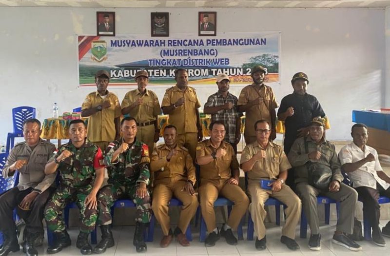 Foto bersama Dankipur II Satgas Yonif 143/TWEJ Lettu Inf Supriyono dengan peserta Musrenbang Kab. Keerom/ Ist