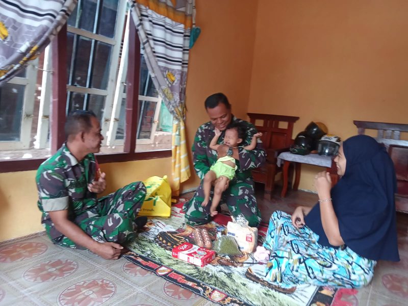 Sebagai Orang Tua Asuh, Danramil 08/Danau Teluk Beri Asupan Gizi Anak Stunting. (FOTO : IST)