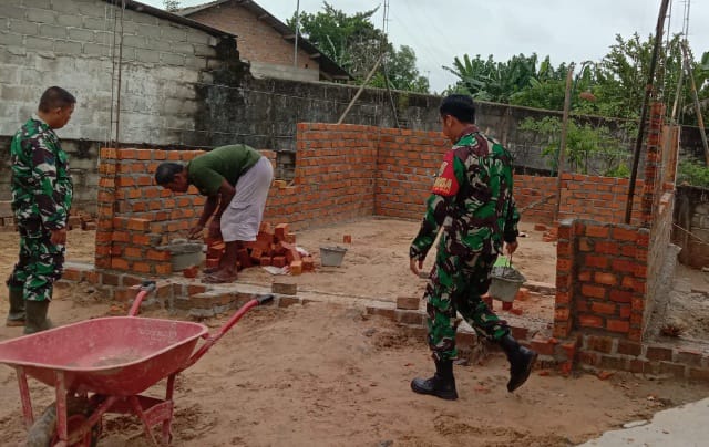 Foto Anggota Koramil 411-10/SM Kodim 0411/KM sedang  gotong-royong bangun Mushola di Makoramil /Ist