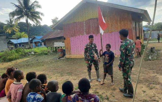 Foto Personel TNI Pos Kawe Satgas Yonif 143/TWEJ saat memberikan pelatihan Upacara Bendera di Taman Belajar Kampung Kawe, Distrik Awinbon, Kab. Pegunungan Bintang, Papua, Kamis (02/03/2023)/ Ist.