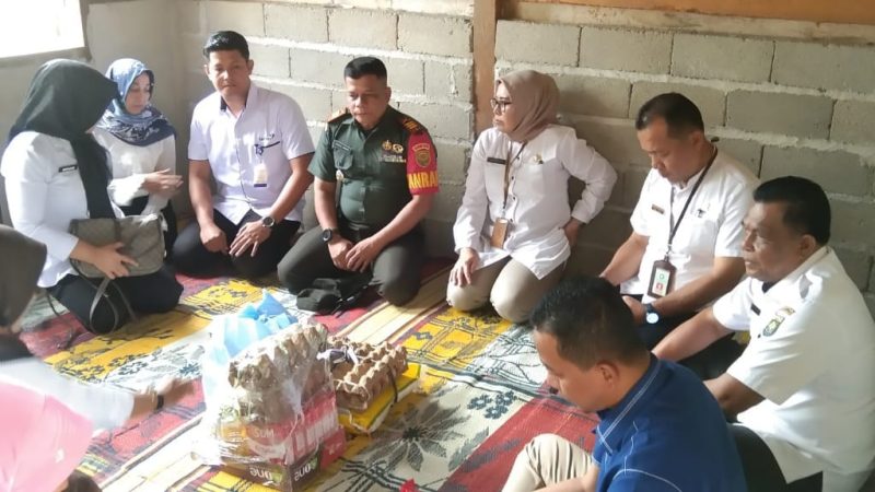 FOTO : Danramil Muarobungo Dampingi Wakil Bupati Bungo Dalam Kunjungan Mengecek Pertumbuhan Anak Stunting Di Desa Sungai Mengkuang/Ist