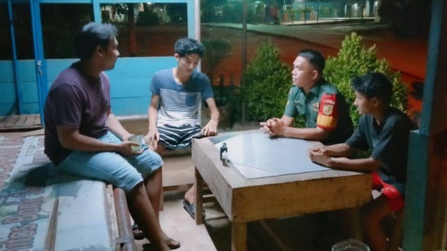 Babinsa Apresiasi Ke Warga Yang Jadikan Pos Kamling Sebagai Tempat Pusat Informasi. (Foto : Ist)