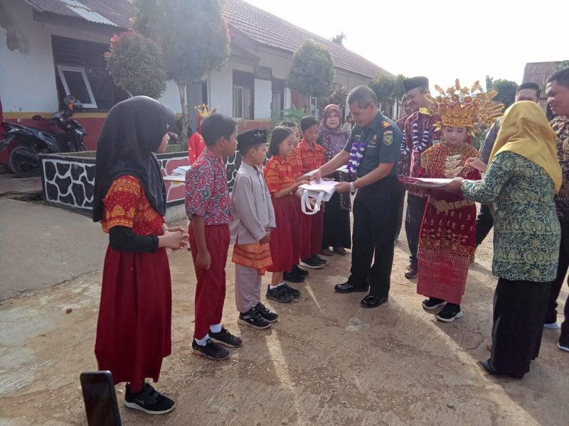 Foto Danramil 06/Pijoan Kapten Cba Juf Hendri saat Beri Reward kepada pemenang diajang Olimpiade Olahraga dan Seni (02SN) di SD 73/IX Simpang Sungai Duren Kec. Jaluko Kab. Muaro Jambi. Kamis, (02/03/2023)/ Ist.