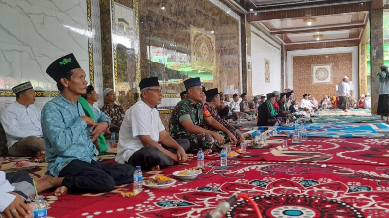 Babinsa Kel. Bakung Jaya Serda Febriansyah ikut menghadiri pengajian akbar yang diselenggarakan oleh Pondok Pesantren Al Ma'arif Kel. Bakung Jaya Kec. Pall Merah Kota Jambi, Senin (13/3/23) malam. (Foto. Ist)