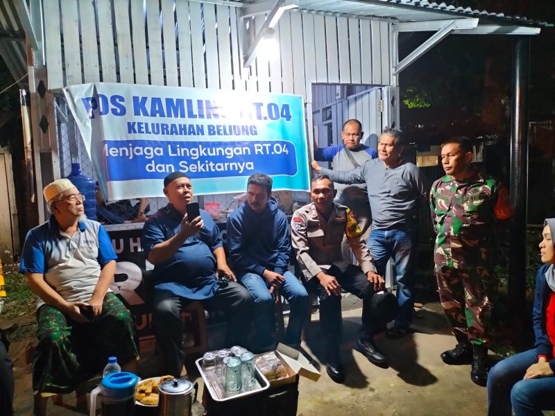 Foto. Babinsa Koramil 415-09/Telanaipura, Sertu Erizal menyambangi masyarakat yang sedang melakukan aktivitas dipos ronda di RT. 04 Kel. Beliung Kec. Alam Barajo kota Jambi, Rabu (01/03/2023)/ Ist.