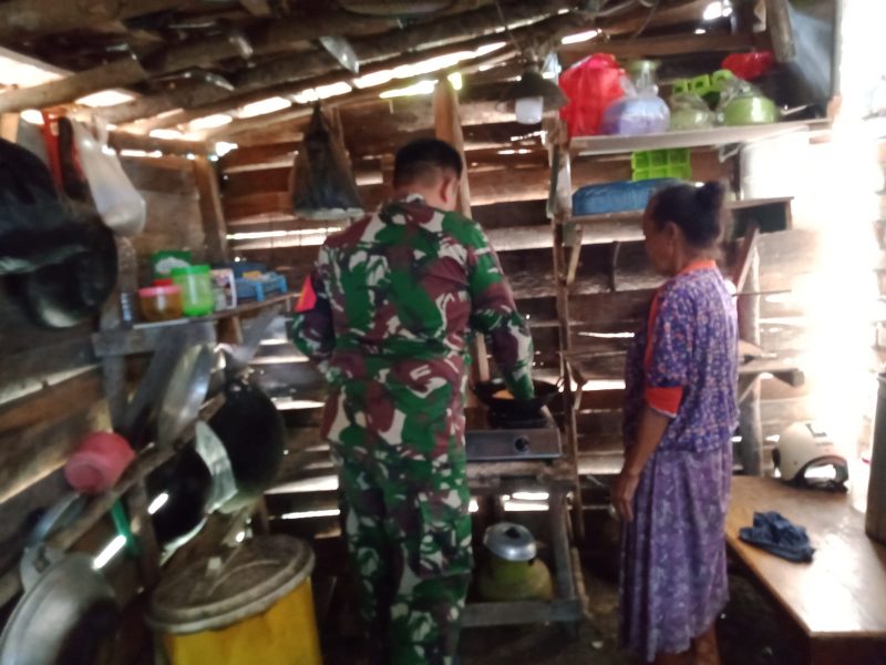 Foto. Serda Riduansyah Babinsa Koramil 415-03/Muara Tembesi Kodim 0415/Jambi, mendatangi rumah lbu Sukini warga RT.08/01 Kel. Kampung Baru Kec. Muara Tembesi Kab. Batanghari, Kamis (2/3/23)./ Ist