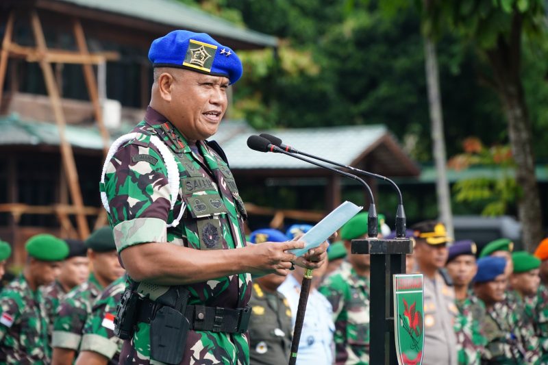 FOTO : Pangdam XVII/Cenderawasih Mayjen TNI Muhammad Saleh Mustafa saat memimpin upacara gelar Gaktib dan Yustisi Polisi Militer tahun anggaran 2023 di lapangan Upacara Makodam XVII/Cenderawasih Jayapura. Rabu (08/03/2023)/Ist.
