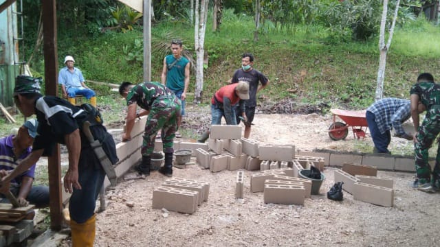 Satgas Pamtas Yonif 645/Gardatama Yudha Karya Bhakti Bantu Bangun Dapur Sekolah Perbatasan (Foto/Pen Satgas Pamtas Yonif 645/Gty).