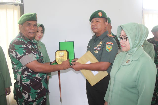 Dandim 0415/Jambi Kolonel Inf Marsal Denny pada hari Senin (27/03) memimpin upacara Korps Raport Perwira Pindah Satuan di lingkungan Kodim 0415/Jambi. (Foto/MCDIM0415)