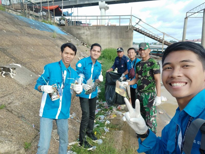 Foto. Babinsa Koramil 415-07/Pelayangan Sertu Indra bersama Masyarakat dan mahasiswa bergotong royong bersihkan bantaran Sungai di Kelurahan Arab Melayu Kecamatan Pelayangan Kota Jambi, Kamis (2/3/23)./Ist