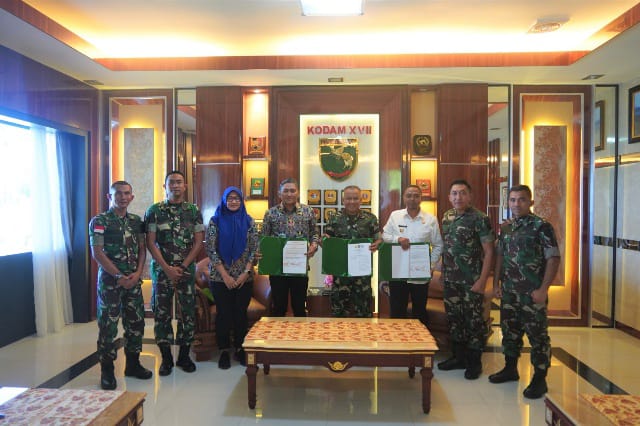 FOTO : Pangdam XVII/Cenderawasih Mayjen TNI Muhammad Saleh Mustafa menerima kunjungan kerja (Kunker) dari Kepala Balai Jasa Konstruksi Wilayah VII Jayapura Bapak Chandra Permana S.T bersama rombongan di Ruang Cycloop Makodam XVII/Cenderawasih, Papua, Rabu (08/03/2023)./IST