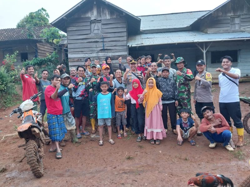 Dandim) 0422/Lampung Barat, Letkol Czi Anthon Wibowo turun langsung meninjau lokasi Tanah longsor, sekaligus menghimbau warga Pekon Sidomulyo Kecamatan Pagar Dewa Kabupaten Lampung Barat, Selasa (14/03/2023). (Foto./Ist