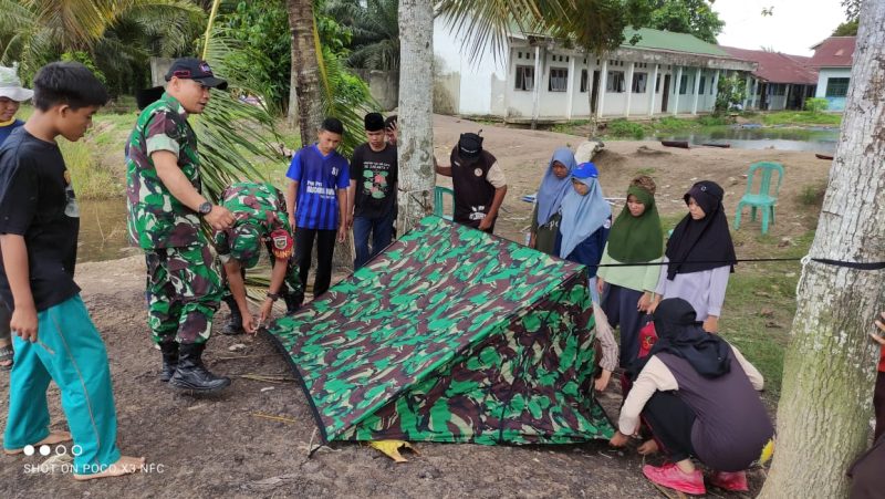 FOTO : Babinsa Koramil 402-12/Pemulutan, Sertu Muslim, Sertu Endi dan Serda Deli saat  melaksanakan Komsos pendampingan kegiatan Pramuka kepada Santriwan dan Santriwati di Pesantren Mas Darul Ulum di Desa Teluk Kecapi Kec. Pemulutan Kab. Ogan Ilir, Rabu (8/3/2023)./IST
