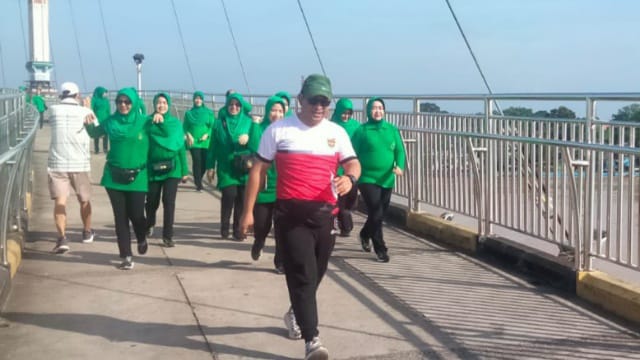 Danramil Pasar Kawal Langsung Kegiatan Jalan Santai Persit KCK Rem 042 (FOTO/MCDIM0415)